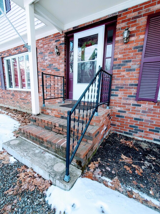 5- Classic Colonial - center entry with