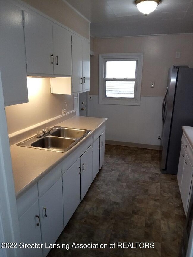 611 Lenore Ave, Lansing, MI 48910 - photo 5