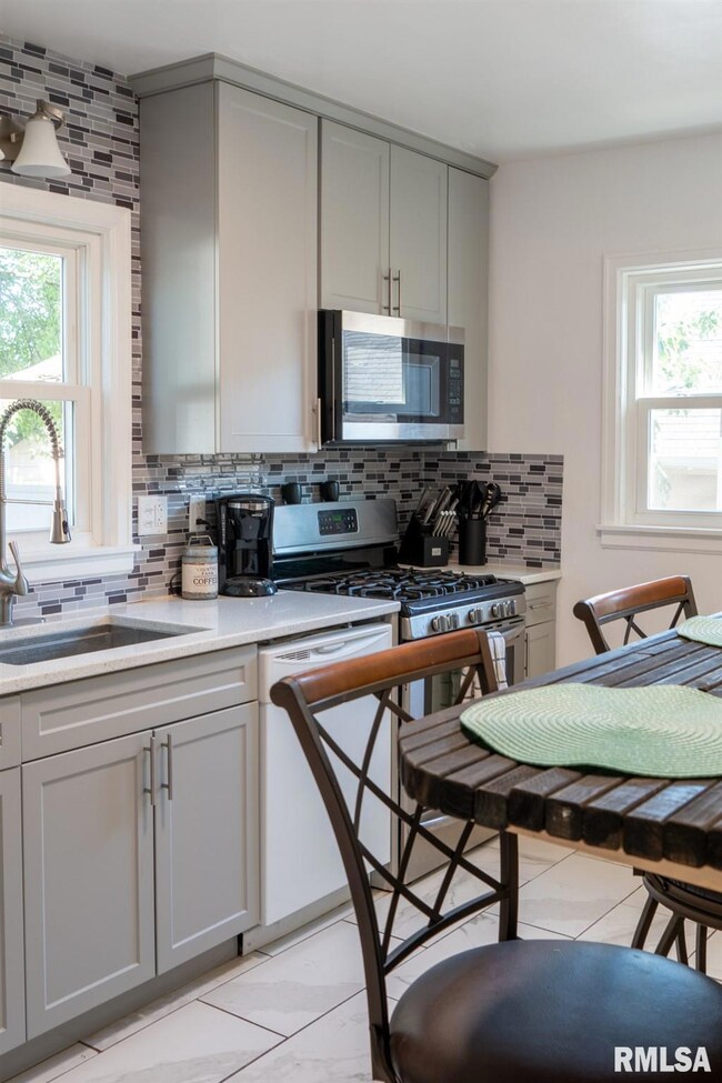 2619 N Howell St, Davenport, IA 52804 - photo 5