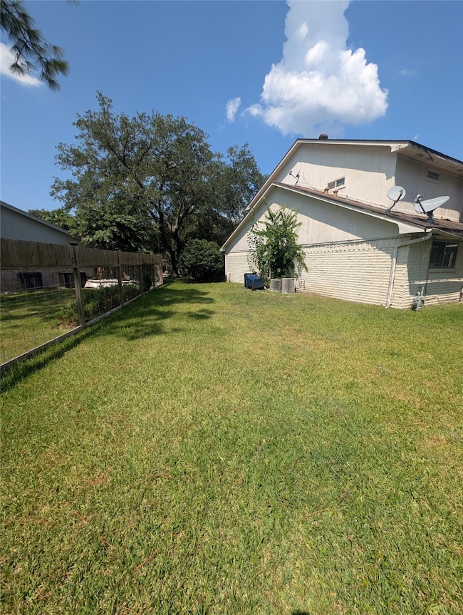 7131 La Entrada Dr, Houston, TX 77083 - photo 2
