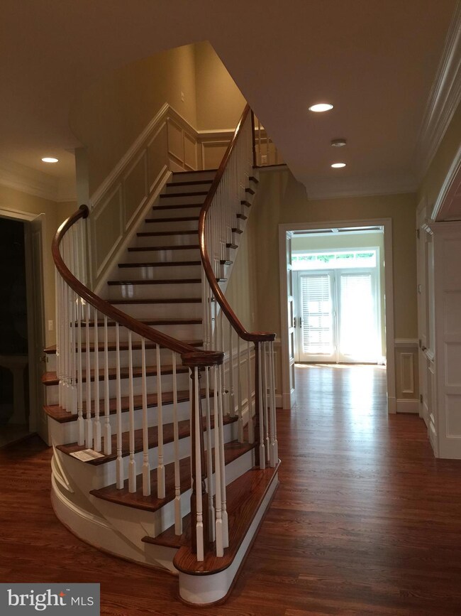 6795 Stockwell Manor Dr, Falls Church, VA 22043 - photo 3