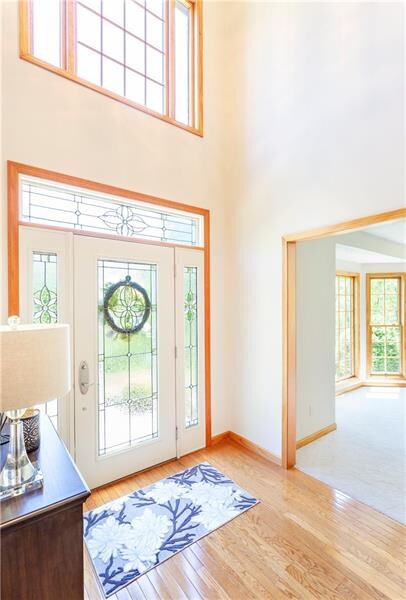 2 Story Foyer with Loft Above, Measures 7x18 with 
