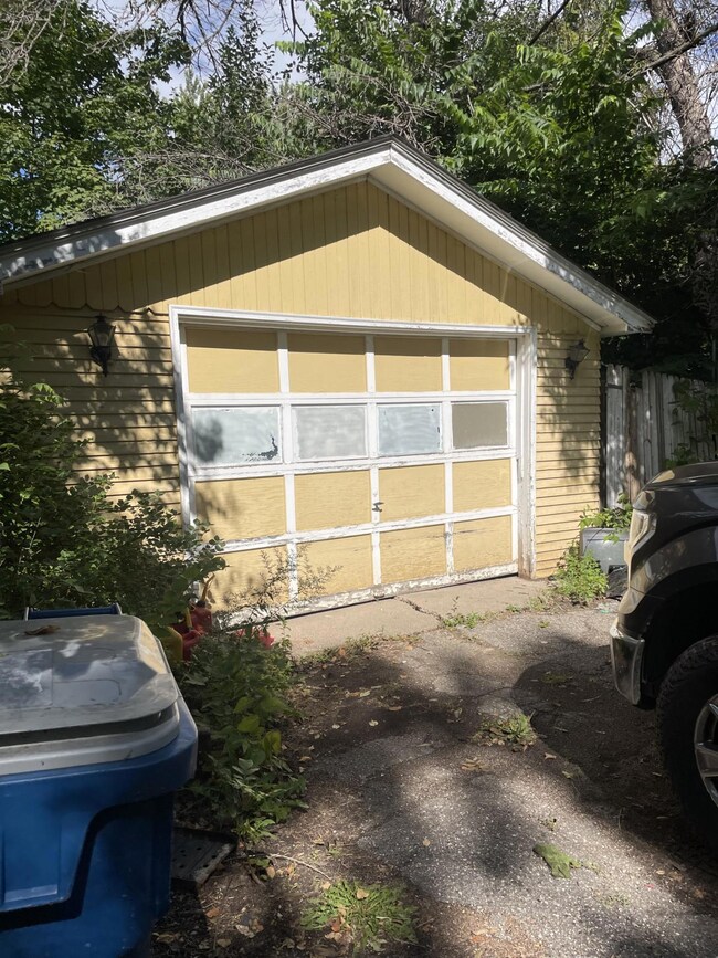 Oversized 1 car garage