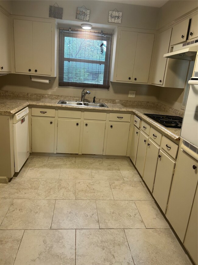 206 Skyview Terrace unit A, Friendswood, TX 77546 - photo 4