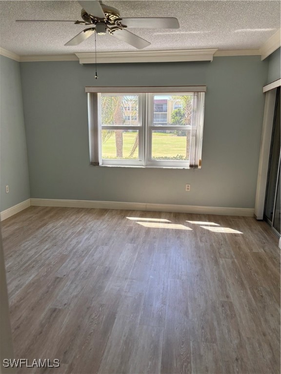 Main bedroomwith crown molding, a textured ceiling