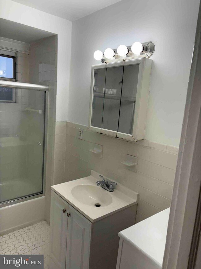 5370 Lebanon Ave unit 2ND FL OOR FRONT APT, Philadelphia, PA 19131 - photo 6