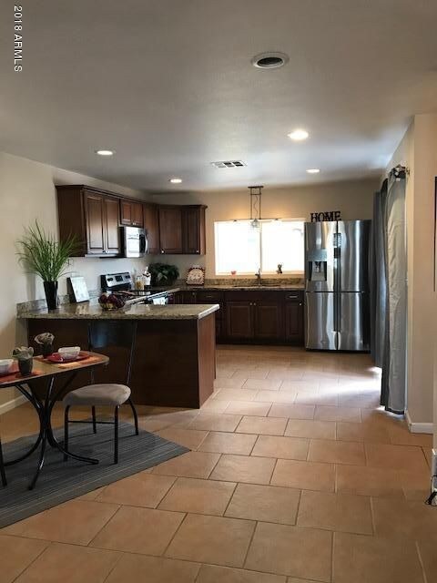 Kitchen/Eat-in Area
