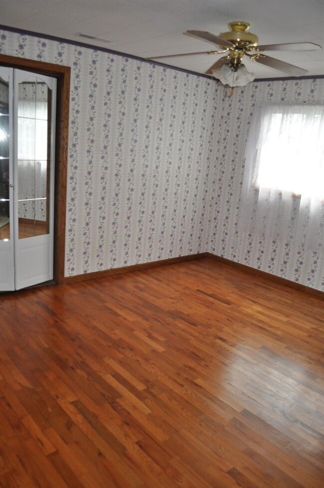 813 S Franklin St, Winamac, IN 46996 - photo 4