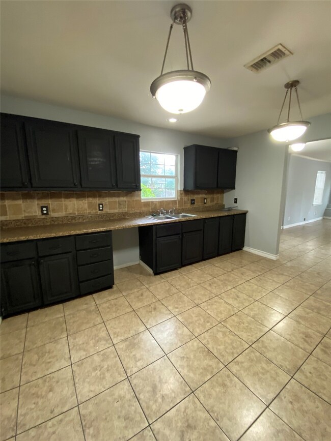 744 W Rittenhouse Rd, Houston, TX 77091 - photo 7