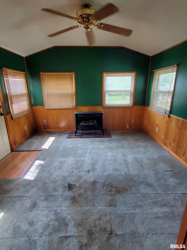 132 W Springfield St, Virginia, IL 62691 - photo 5