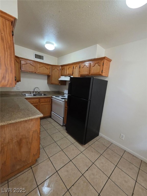 Kitchen with electric stove, freestanding refriger