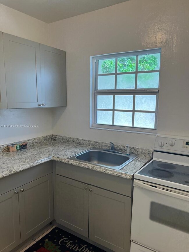 1035 Grant St unit 3, West Palm Beach, FL 33407 - photo 4