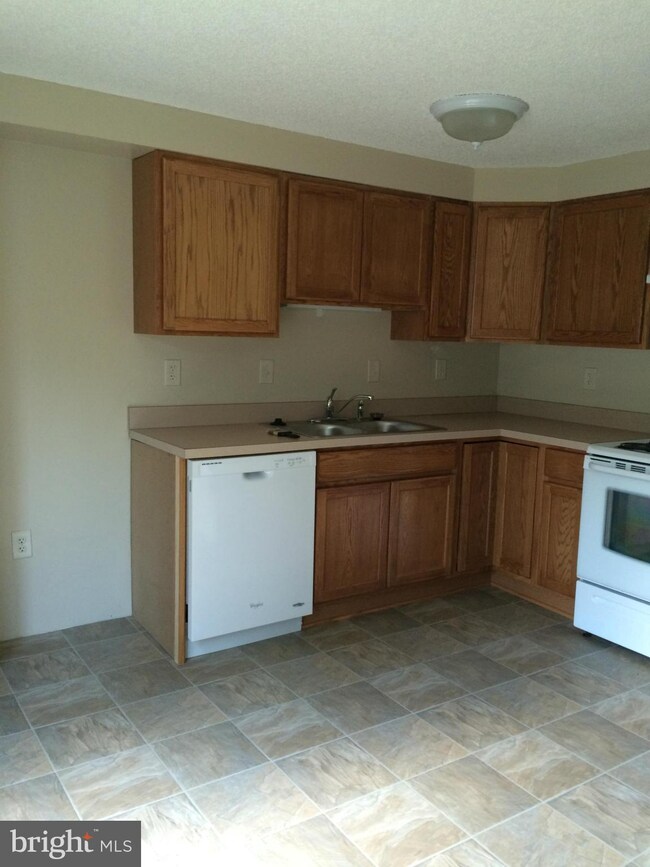 810 Wide Oak Ct, Warrenton, VA 20186 - photo 2