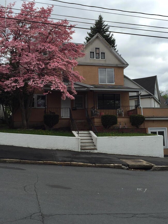 102 W Grove St, Dunmore, PA 18509 - photo 2