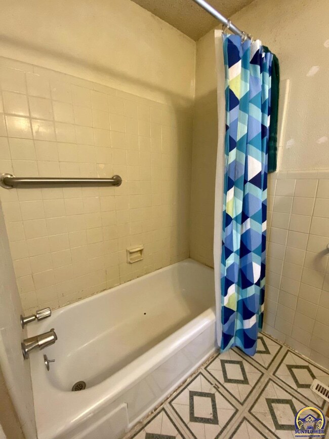 6600 SW Shadyvale Ln, Topeka, KS 66619 - photo 5