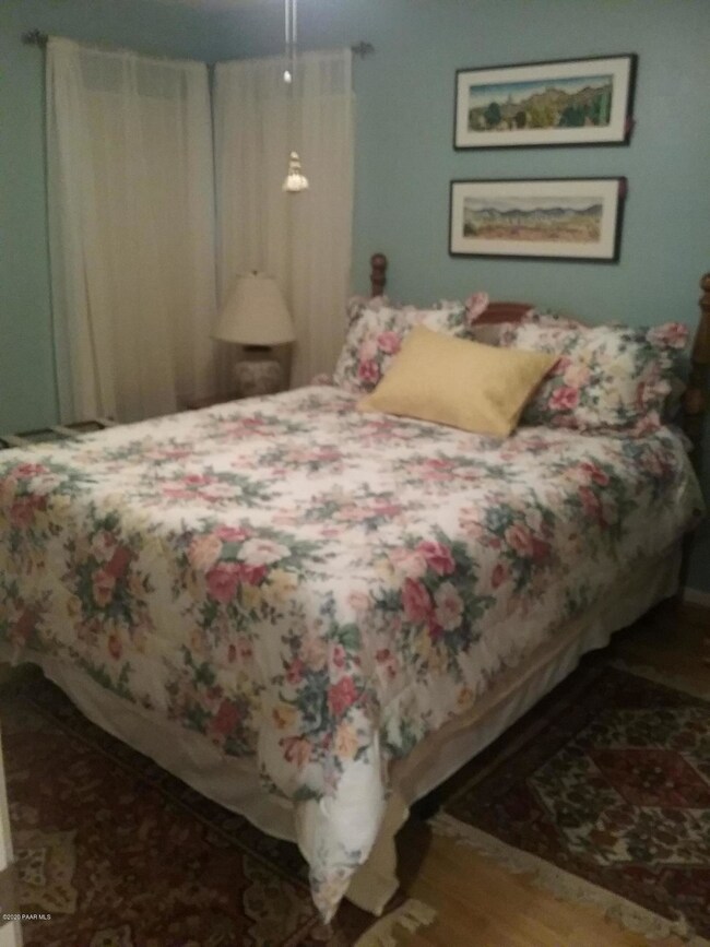 Coyote-guest rm