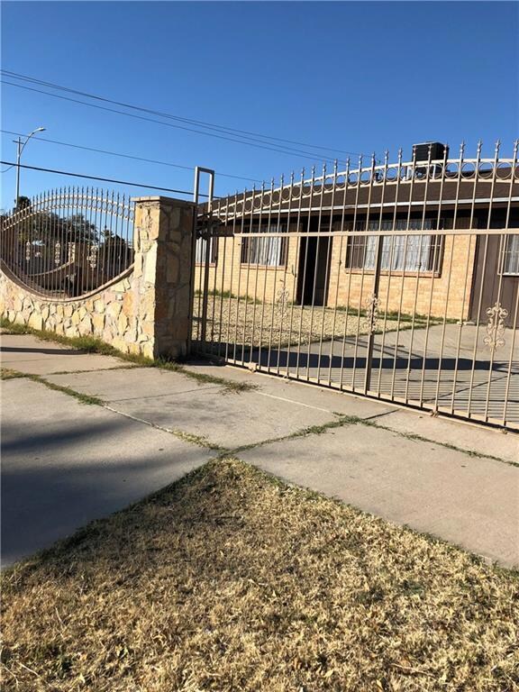 11401 Jack Cupit Ln, El Paso, TX 79936 - photo 2
