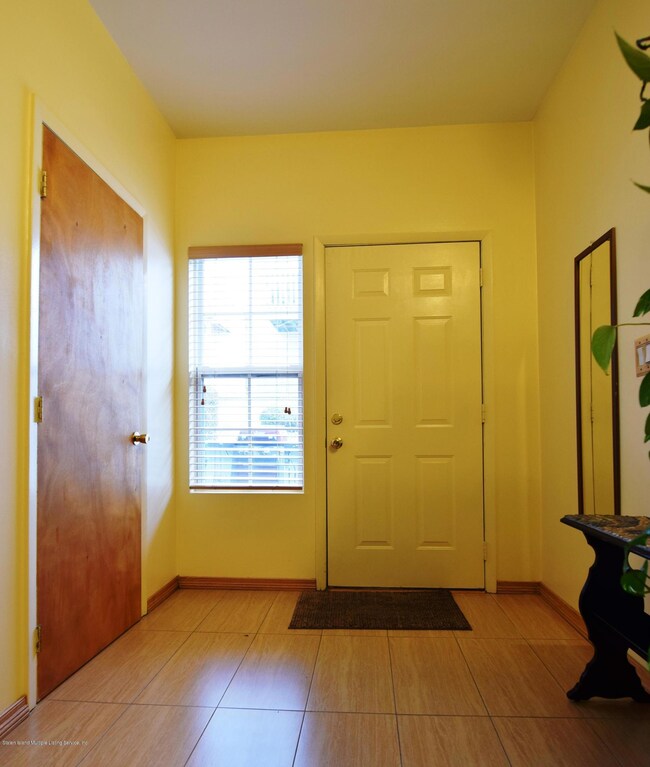 49A Country Dr E unit 67, Staten Island, NY 10314 - photo 3