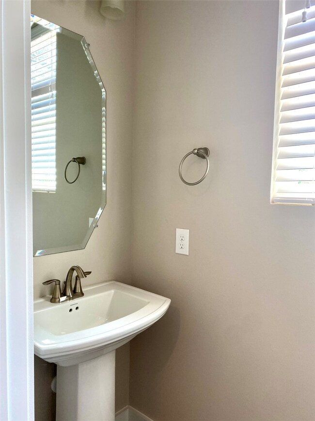 884 Fortune St, Houston, TX 77088 - photo 7