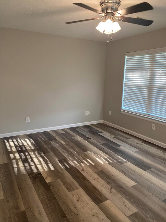 615 S Cherry St, Tomball, TX 77375 - photo 2