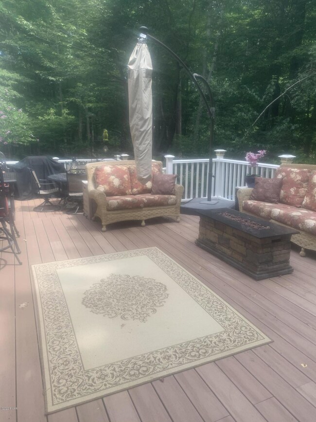 807 N Boulder Ct, Hawley, PA 18428 - photo 4