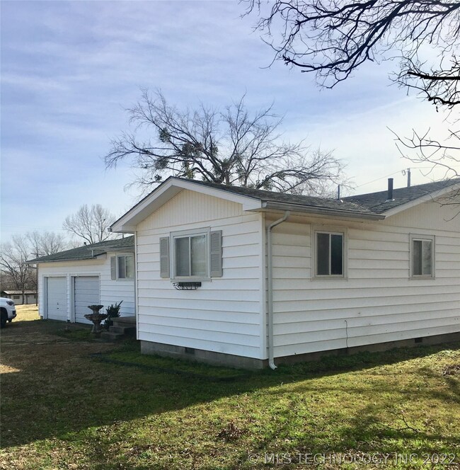 311 E Gum St, Henryetta, OK 74437 - photo 2