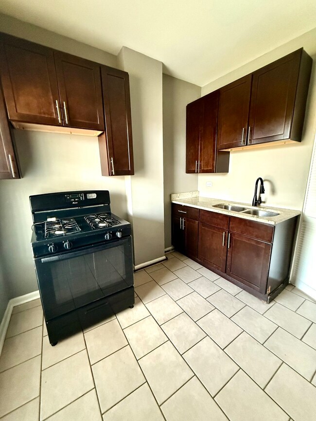 unlisted-address, Chicago, IL 60624 - photo 5