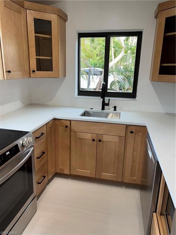 Kitchen with tasteful backsplash, dishwashing mach
