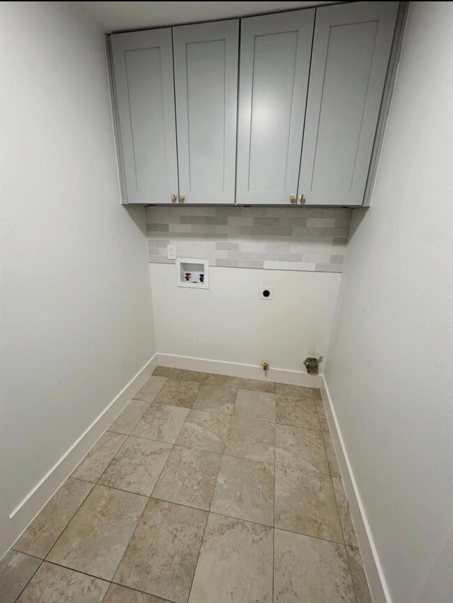 Laundry room with electric dryer hookup, hookup f