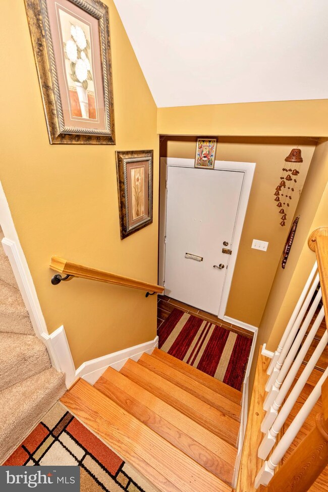 9694 Lindenbrook St, Fairfax, VA 22031 - photo 3
