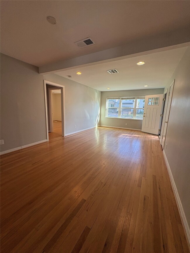 2010 Gardenia Dr, Houston, TX 77018 - photo 5