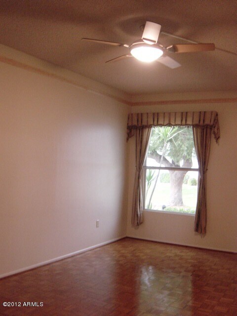 Living rm. w/9' ceilings -