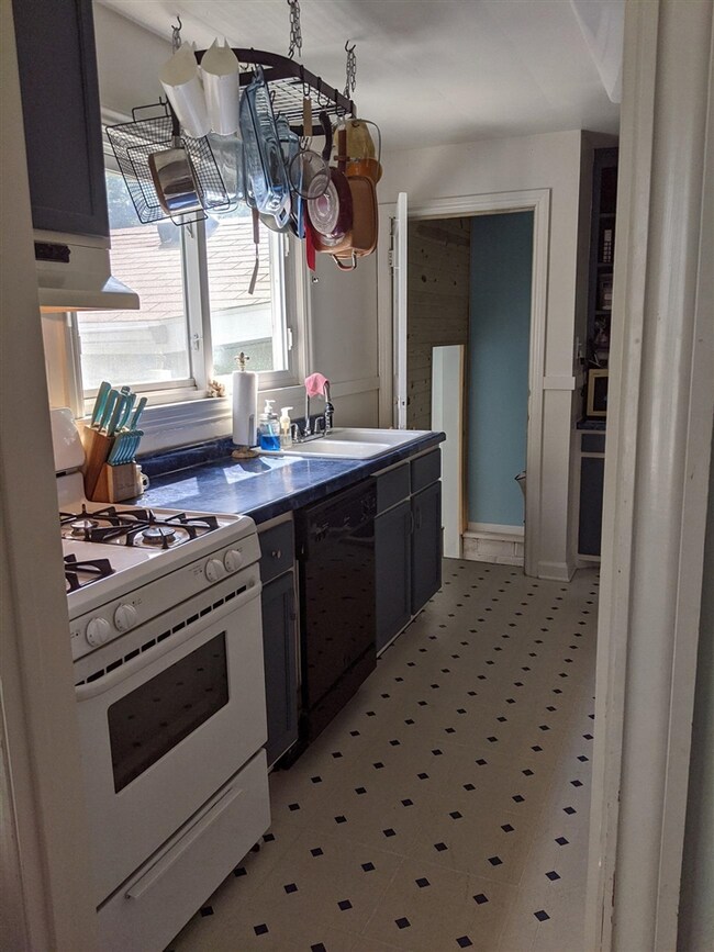 1005 E 10th St S, Newton, IA 50208 - photo 7