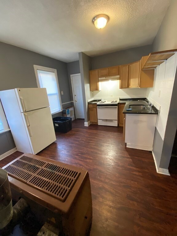 496 4th St unit 1W, Fall River, MA 02721 - photo 4