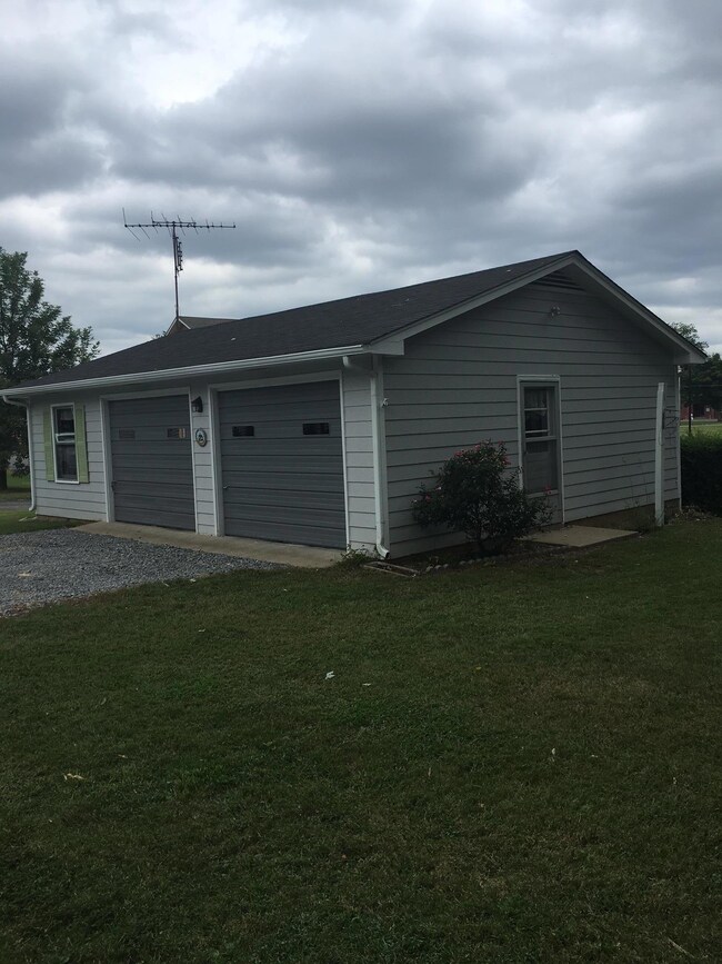 911 Adams Dr, Shelbyville, TN 37160 - photo 2