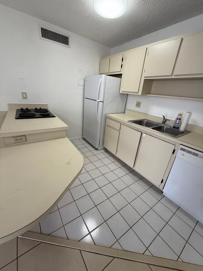 645 Executive Center Dr unit R-104, West Palm Beach, FL 33401 - photo 2