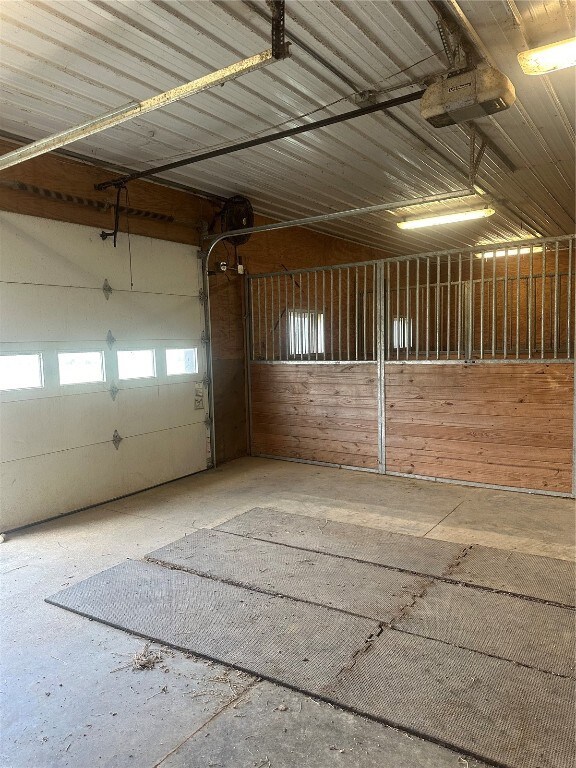 Stall barn