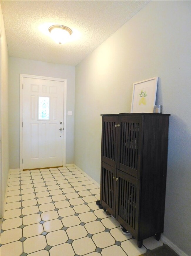 512 Venus Ave, Alamogordo, NM 88310 - photo 3