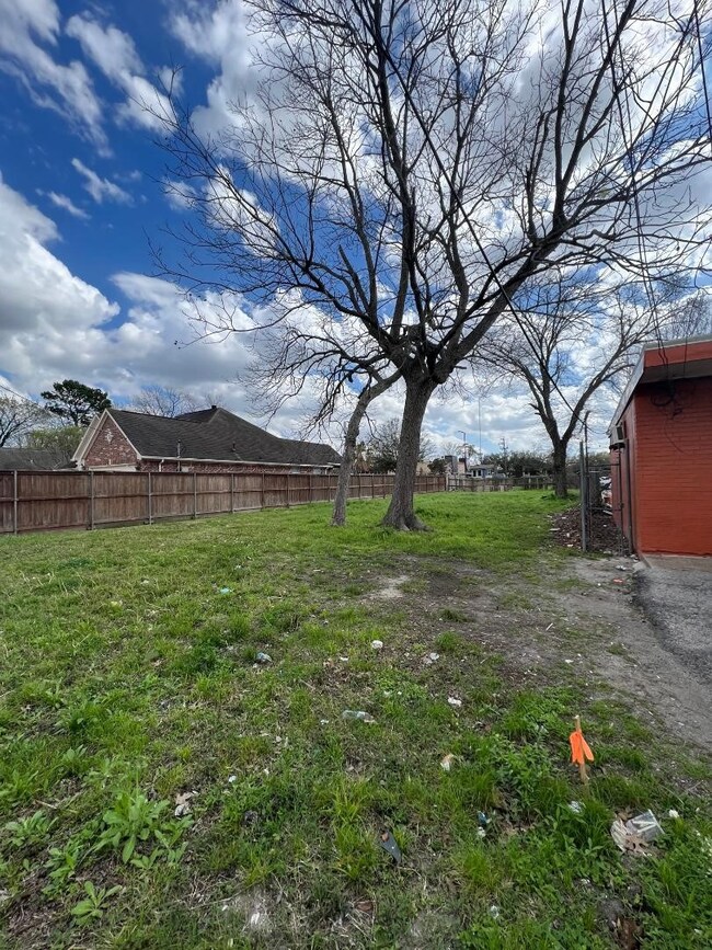 108 Van Molan St, Houston, TX 77022 - photo 7