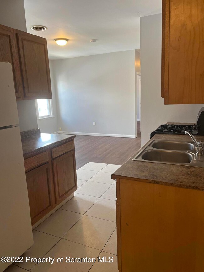 108 E Market Apt 5 St, Scranton, PA 18508 - photo 3