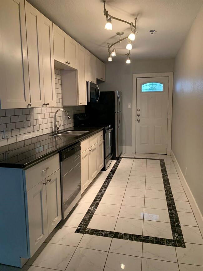 2423 Woodhead St unit 2, Houston, TX 77019 - photo 6