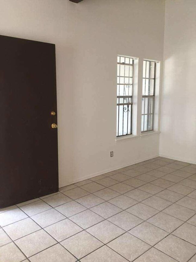 10621 Springwood Dr unit D, El Paso, TX 79935 - photo 6