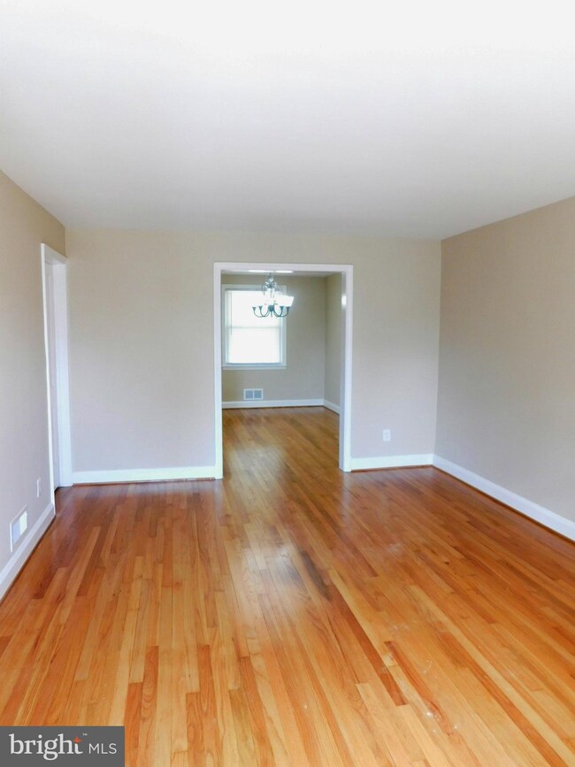 586 Lucia Ave, Baltimore, MD 21229 - photo 2