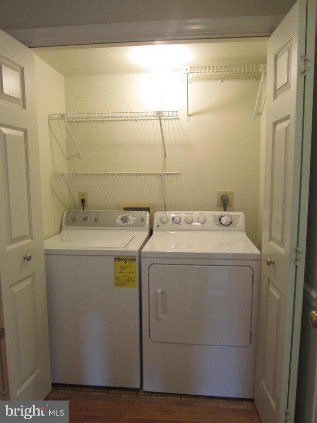 1906 Aubrey Place Ct, Vienna, VA 22182 - photo 7