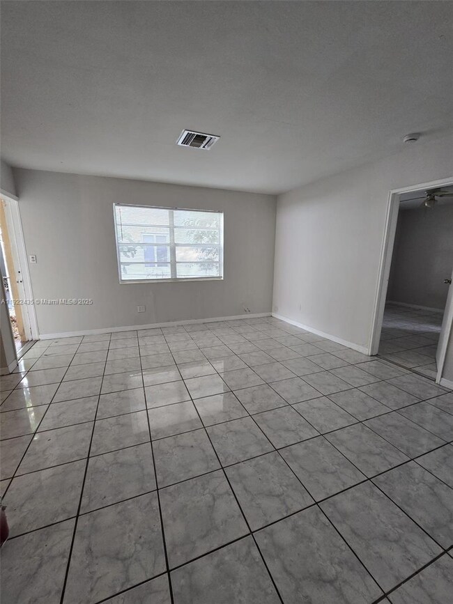 16041 NE 19th Ct unit 4, North Miami Beach, FL 33162 - photo 2