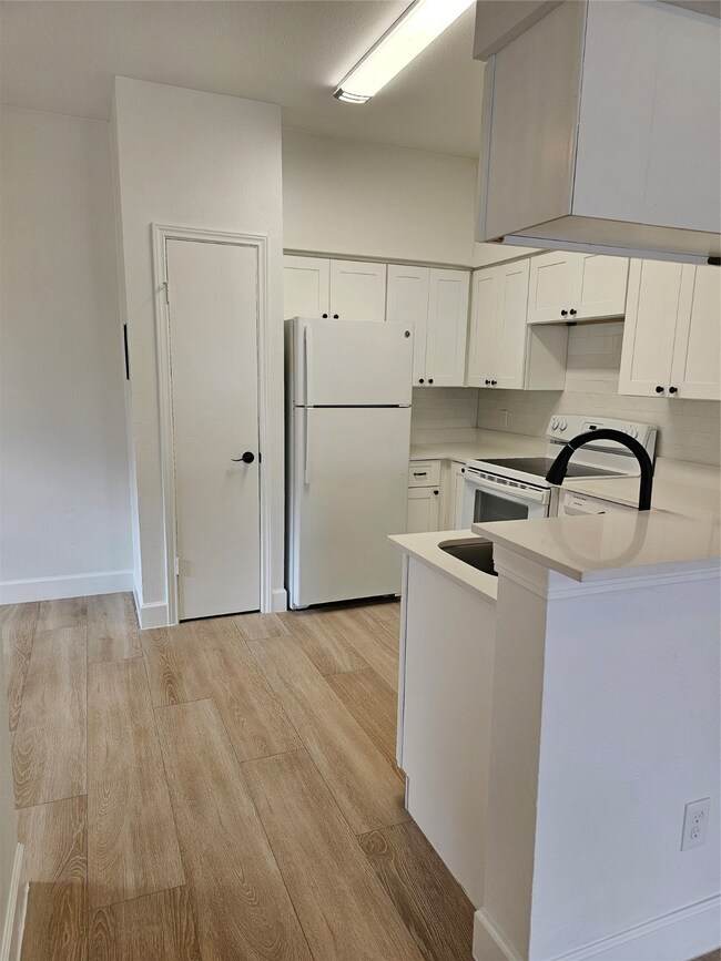 2626 Holly Hall St unit 1206, Houston, TX 77054 - photo 7