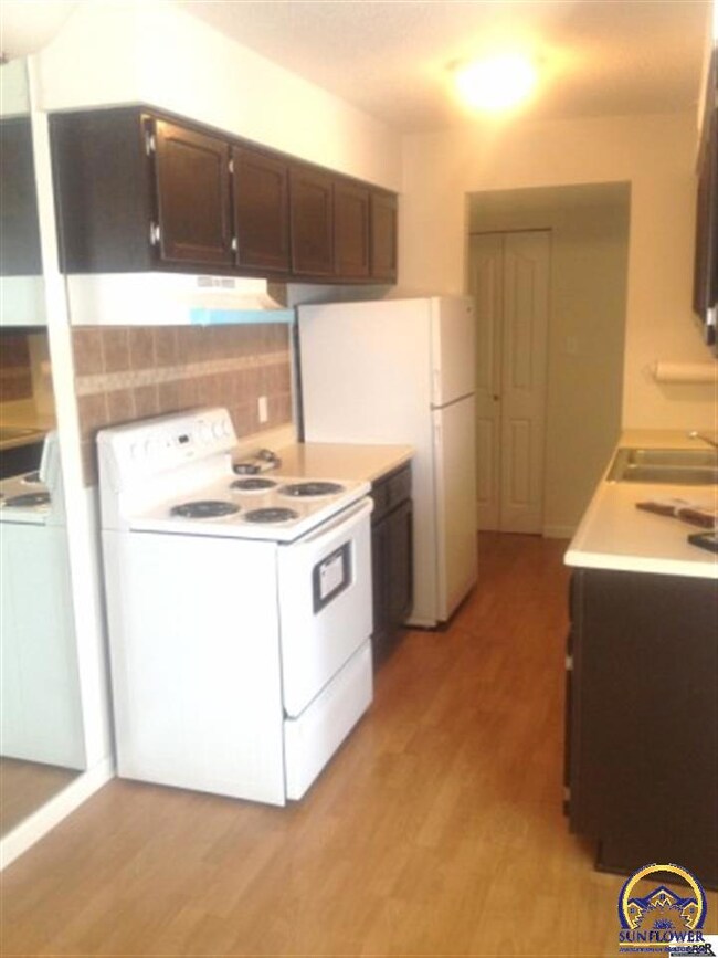 2318 SW Briarwood Plaza unit 202D, Topeka, KS 66611 - photo 7
