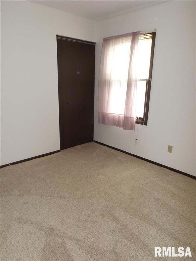 2924 W 66th St, Davenport, IA 52806 - photo 7