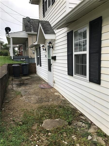 355 Cherry Ave - Front porch area