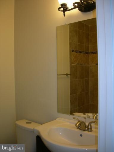 9073 Mcrae Ct, Manassas, VA 20110 - photo 4